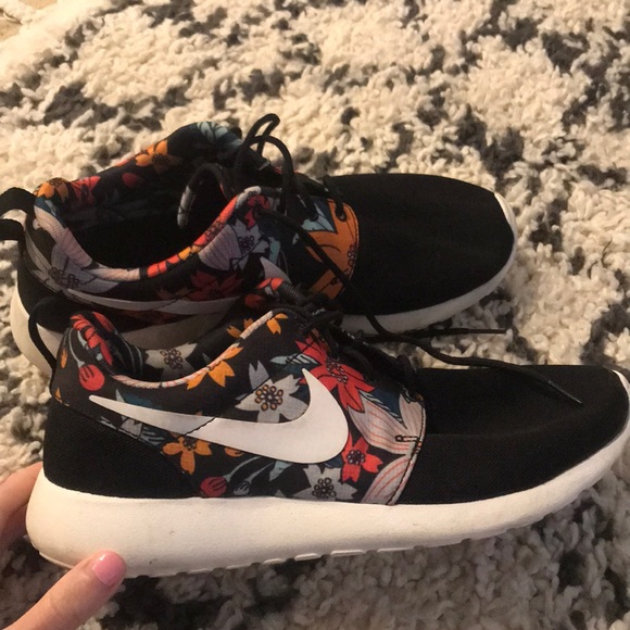 Floral pattern Nike’s - Picture 2 of 4